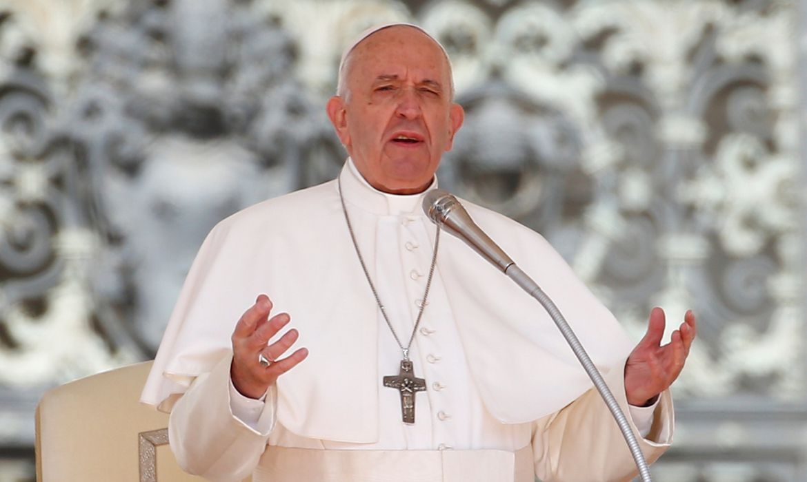 No Vaticano, papa Francisco diz rezar por vítimas das chuvas no Brasil
