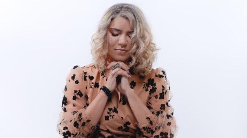 Erika Priscilla lança versão acústica do single “Tudo Mudou” que conta parte do seu testemunho de vida