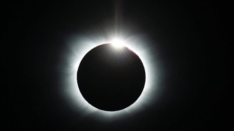 Eclipse solar deixa Antártida na escuridão