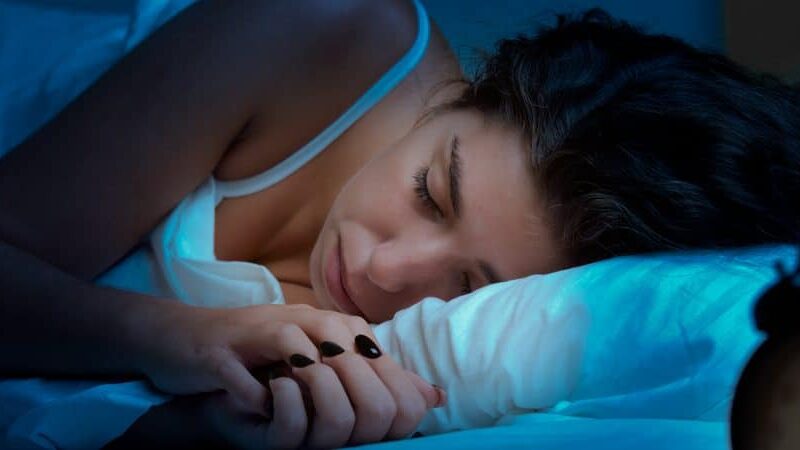 Sete horas de sono por noite é o ideal na meia-idade e na velhice, diz estudo