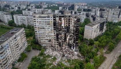 Bombardeios russos em área residencial de Kharkiv deixa 17 mortos