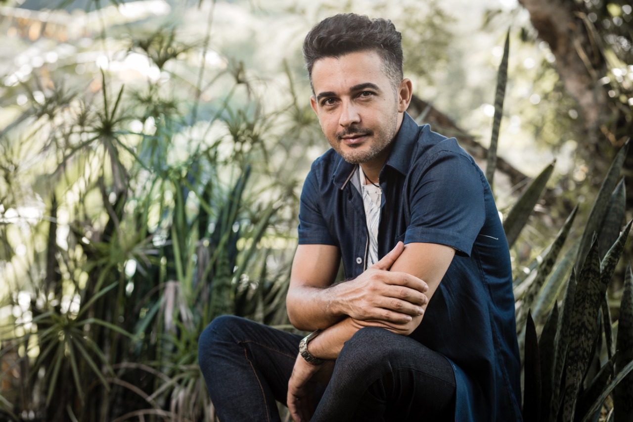 Jonas Maciel lança o single “Estou de Pé” em parceria com cantora internacional