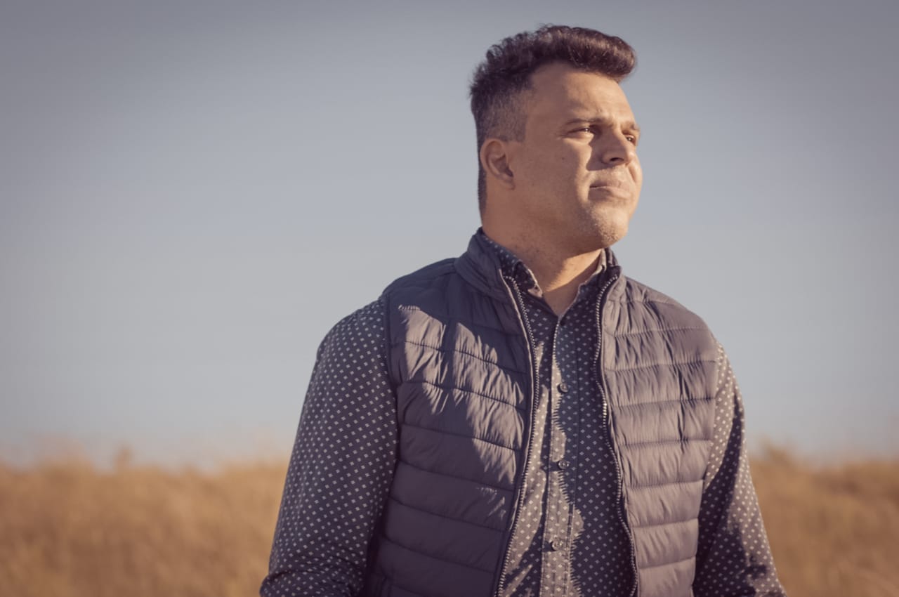Kadu Ferraz relata seu testemunho de vida na canção “Deus Proverá”