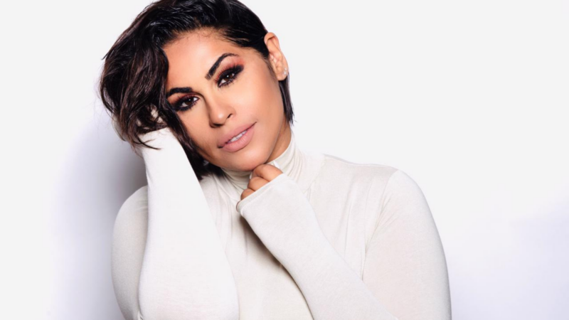 Em nova fase na carreira, Michelle Nascimento apresenta o single “Acalma”