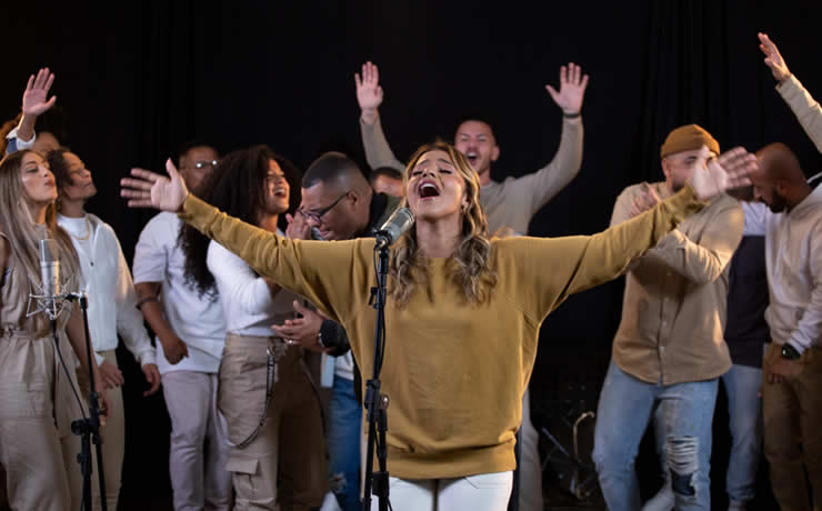 Julia Vitória e One Service lançam o single “Levantem Seus Olhos” pelo projeto Kingdom Sound Collective