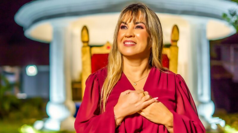 Katia Costa comemora 20 anos de carreira com a releitura de “Santo dos Santos”