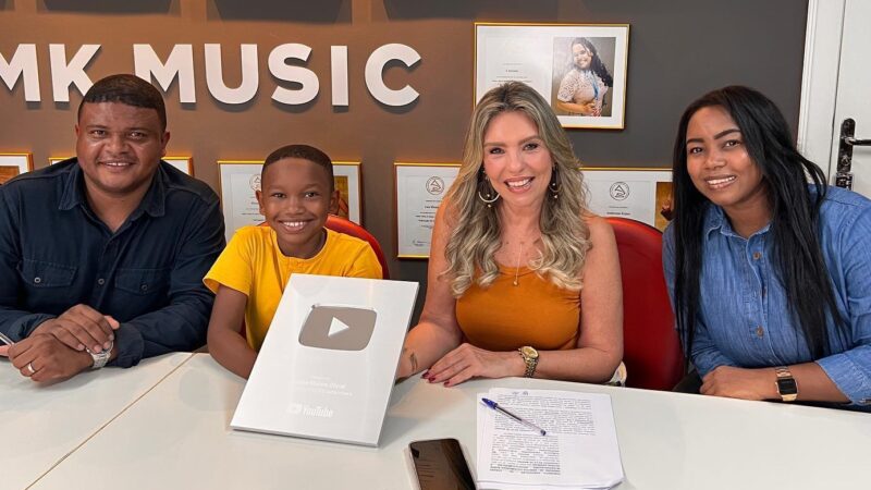 Isaque Marins assina contrato com a MK Music e comemora placa de 100 mil inscritos no YouTube