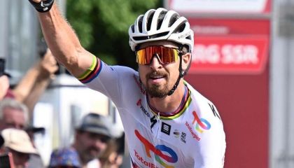 Ciclista italiano fratura pescoço após colidir com torcedores no Tour de France