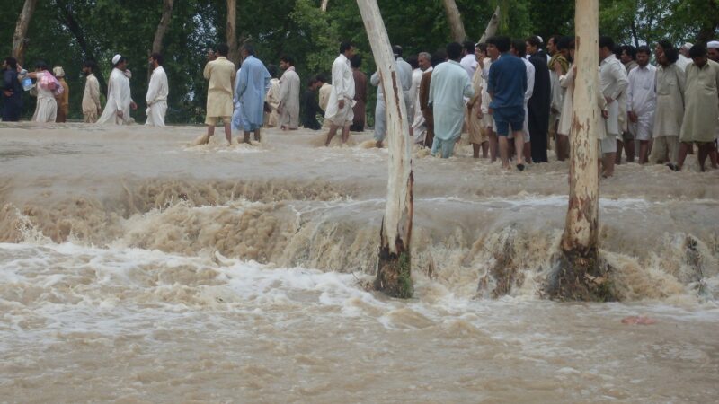 Fome, doenças e violência atingem a população paquistanesa após as inundações