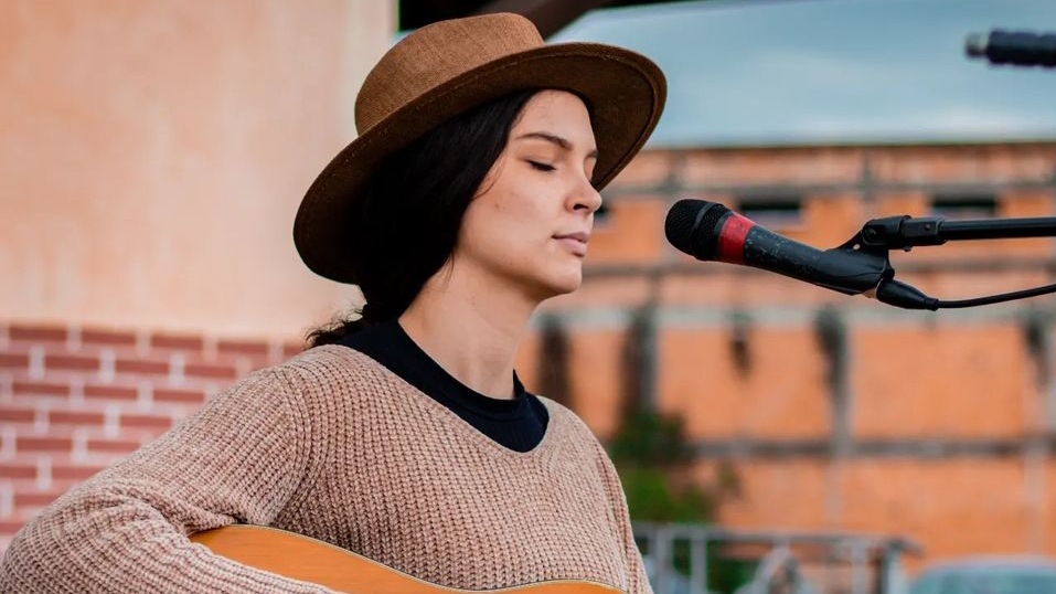 Cantora Luana Lopes lança “Fique em Silêncio”, single que escreveu durante crises de ansiedade