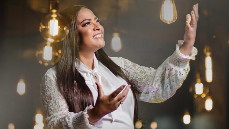 Bárbara Pinheiro lança o single “Espírito Santo”