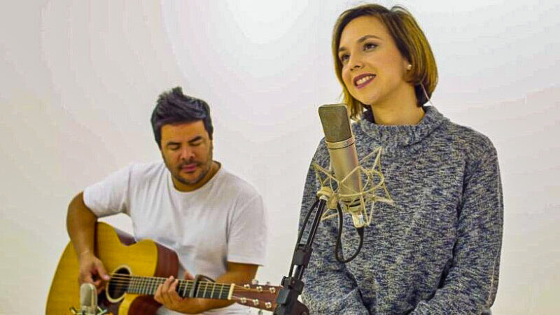 Gabriela Klinger lança versão acústica de “Abraça-me”