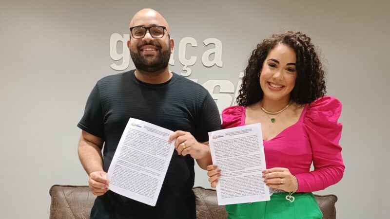 Catarina Santos renova contrato com a Graça Music e conta experiência de Deus nesse novo tempo