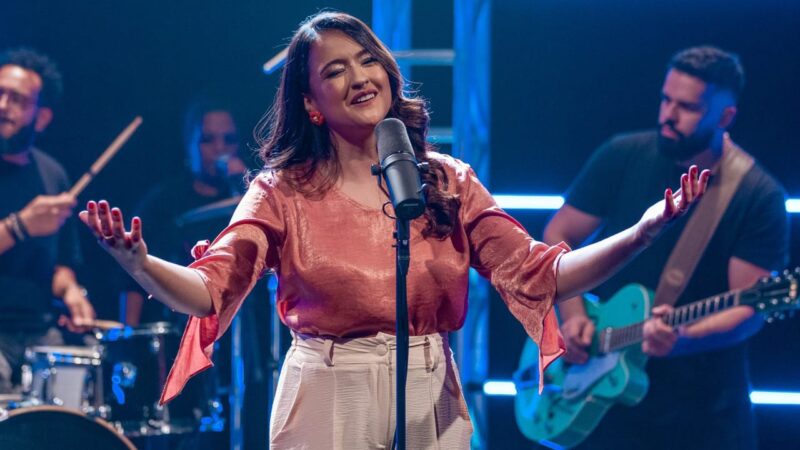 Bruna Martins canta “Deus do meu Louvor” em seu primeiro lançamento de 2023 pela Graça Music