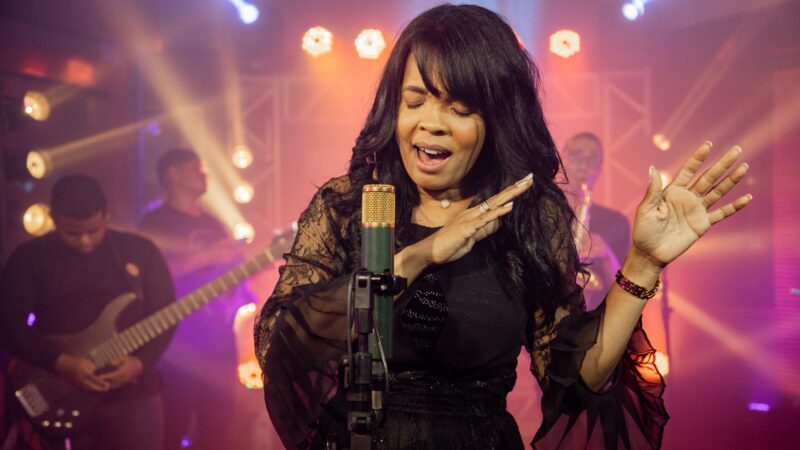 Após vencer a depressão, cantora Vera Schweizer celebra cura com o single “Aba Pai”