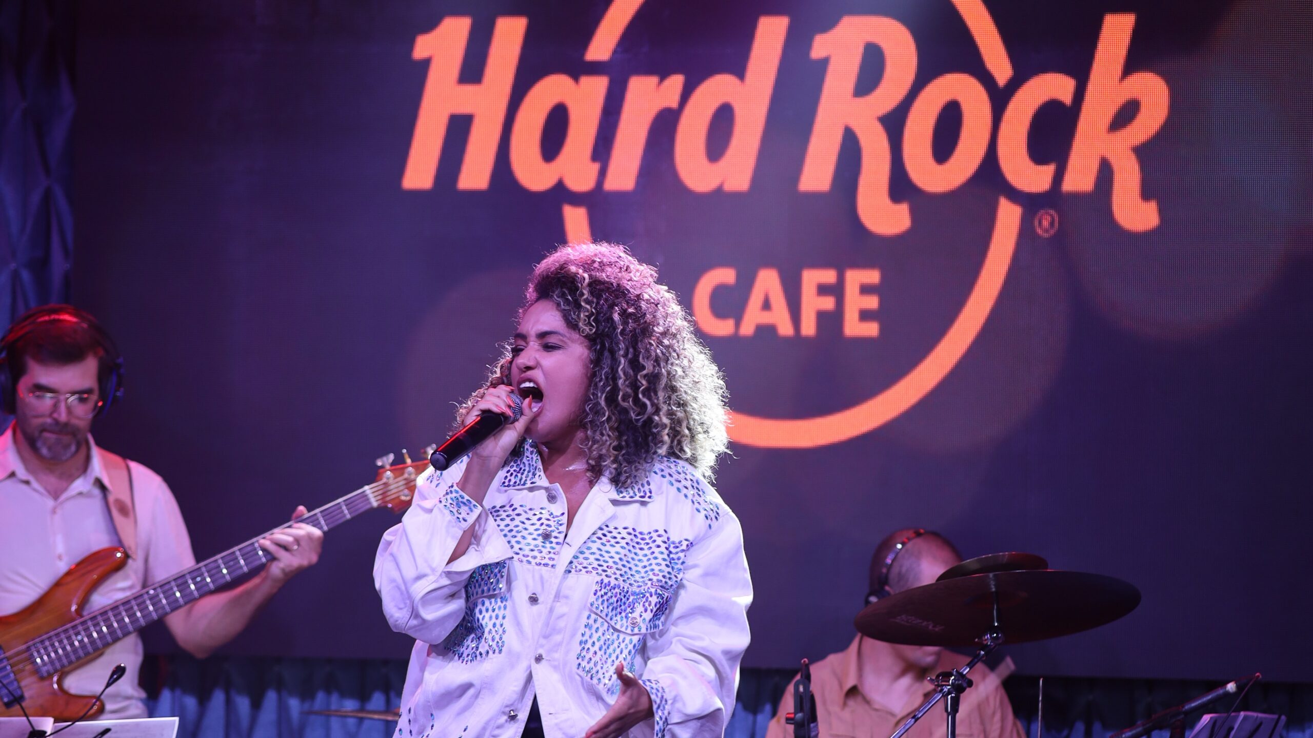 Leidy Murilho faz turnê em Curitiba e se apresenta no Hard Rock