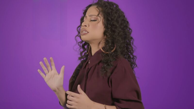 Izabela Ryos lança sua nova canção pela Graça Music: “De volta ao teu altar”