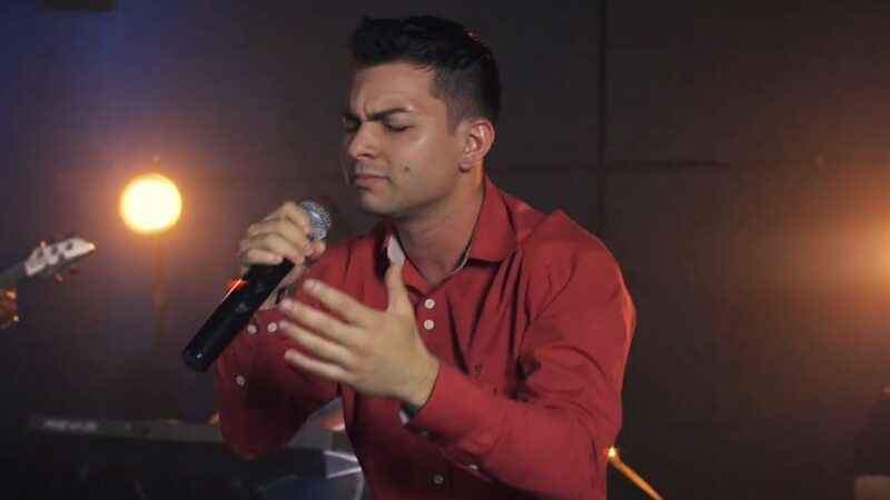 Tiago Marques canta sobre a salvação em seu novo single “Crucificado Foi”