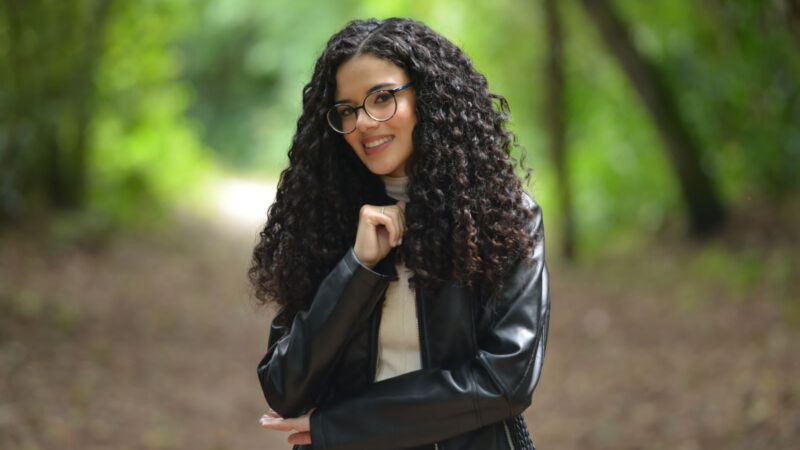 Clara Lozano faz sua estreia no cenário musical com o single “Livres Pela Graça”
