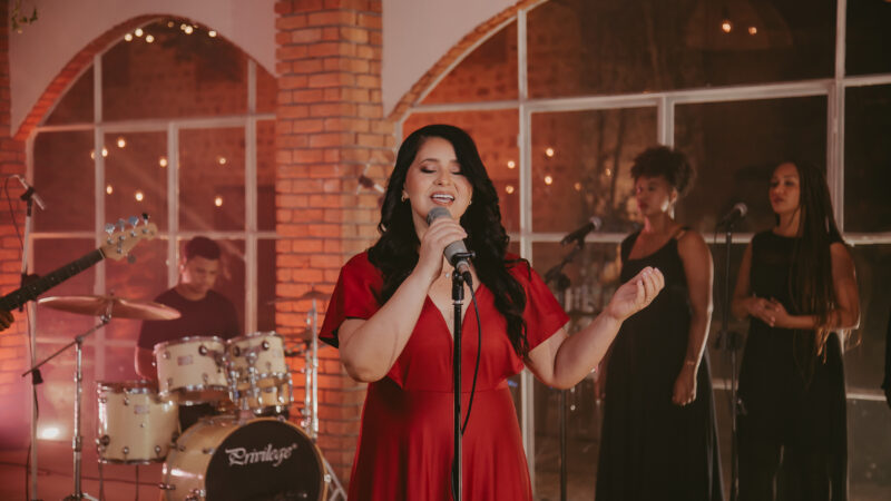 Rosângela Oliveira lança a canção “Tu És o Centro” pela Central Gospel Music