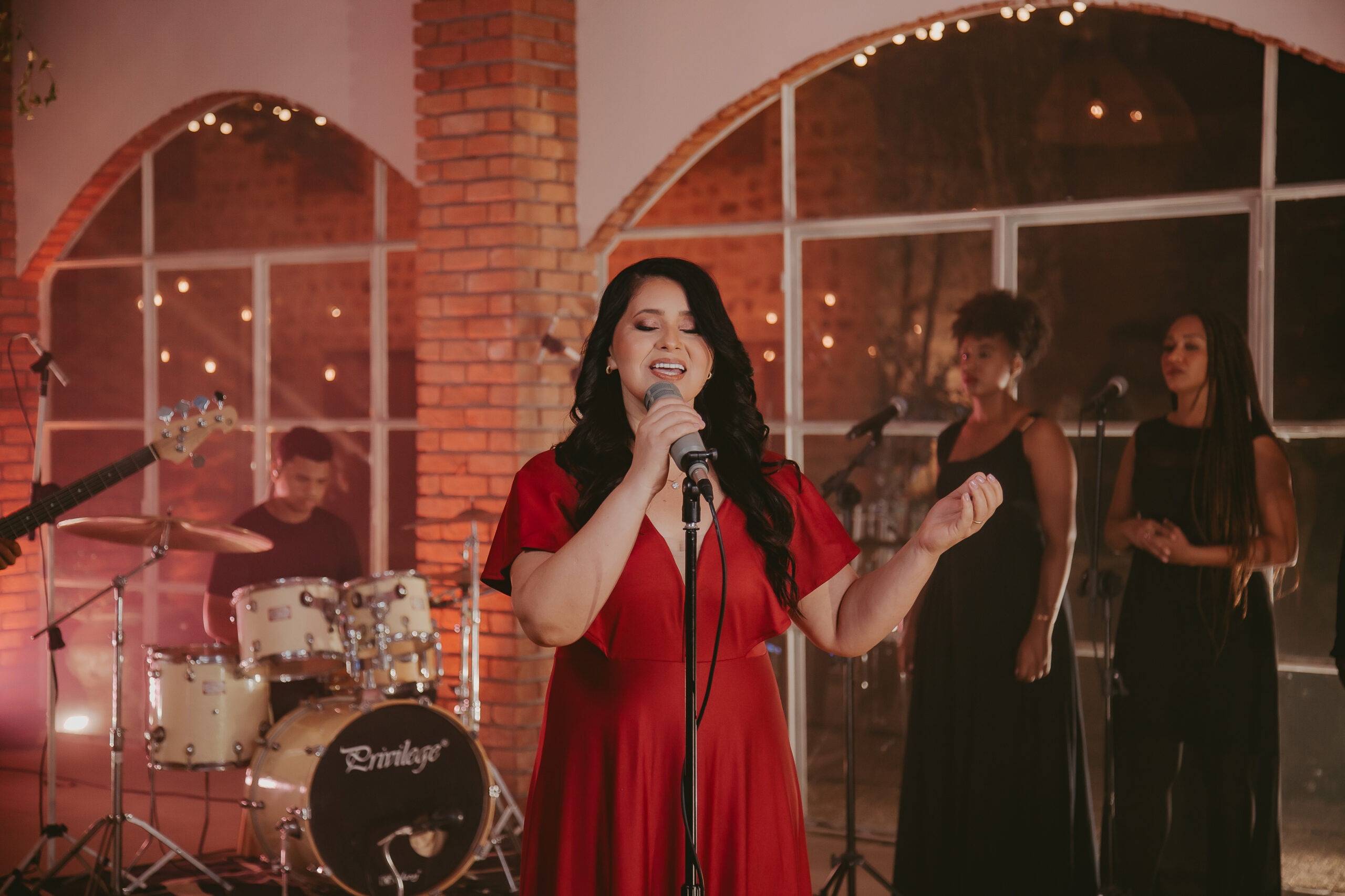 Rosângela Oliveira lança a canção “Tu És o Centro” pela Central Gospel Music