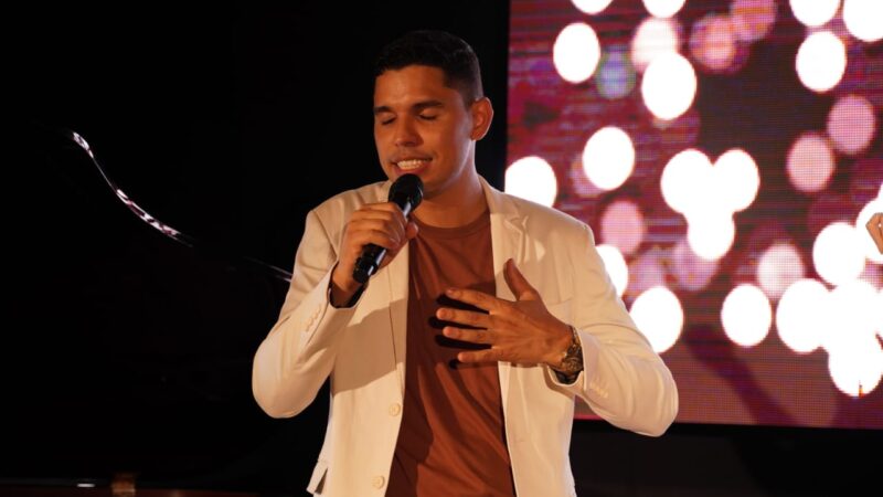 Clevis Santos lança “Adore a Ele”, single que chama todos para servirem a Deus