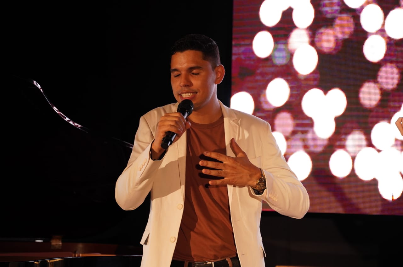 Clevis Santos lança “Adore a Ele”, single que chama todos para servirem a Deus
