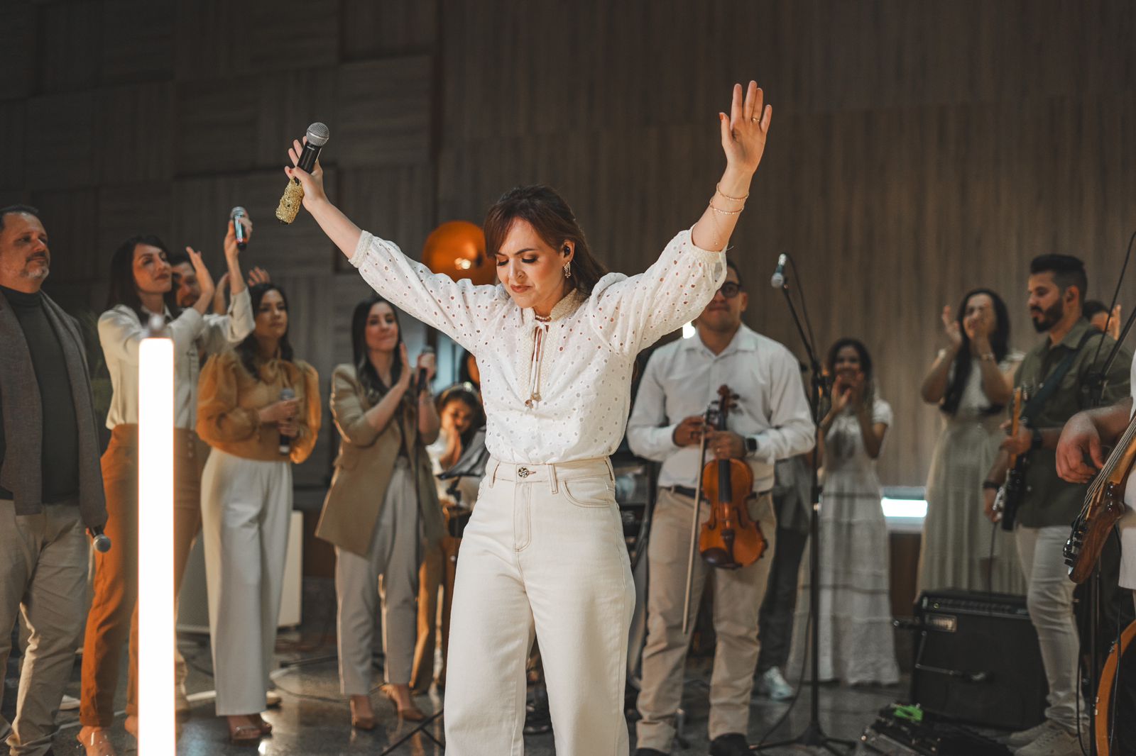 Mariana Bonatto em pura adoração com a música “Tu És O Rei”