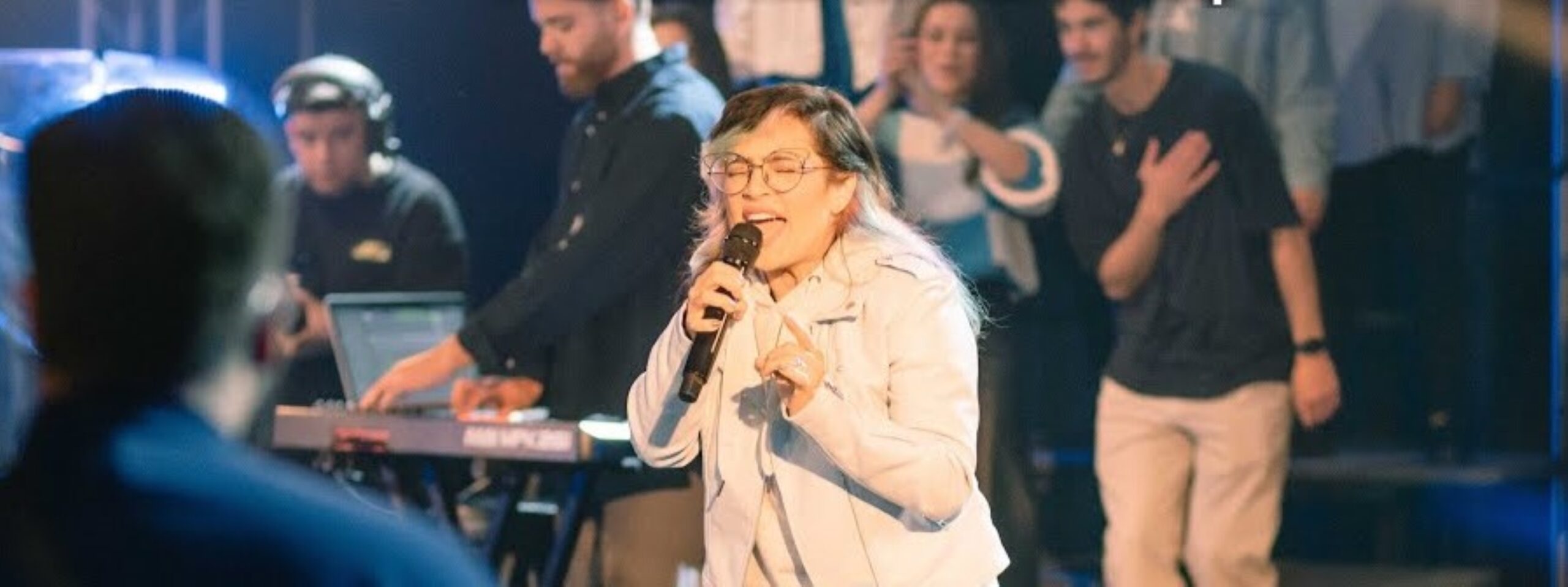 Daniela Araújo e Christ For The Nations Worship se unem para o lançamento da emocionante canção “Dancing On The Grave” em Português