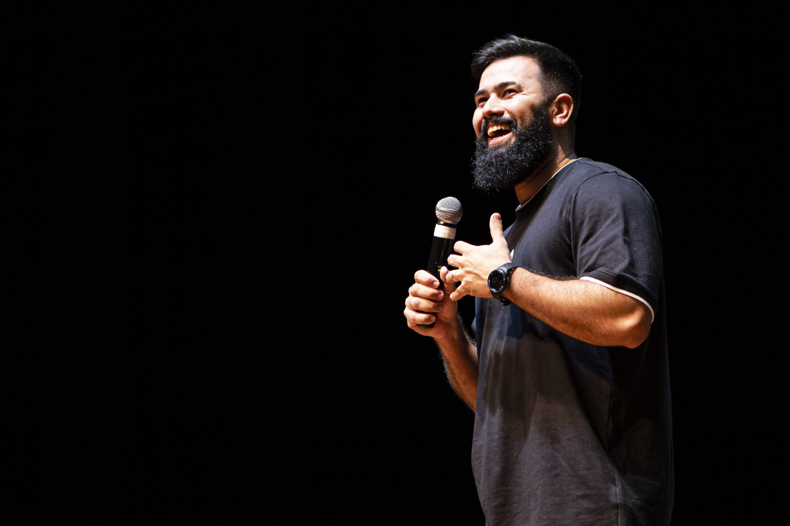 Douglas Di Lima apresenta o espetáculo de stand up comedy “Vida de Crente” no palco do Imperator, no Rio de Janeiro