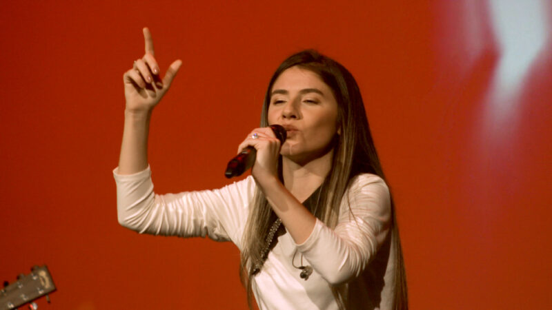 Gabriela Rodrigues comemora 20 anos de carreira com a canção inédita “Em Teu Nome Venço Tudo”
