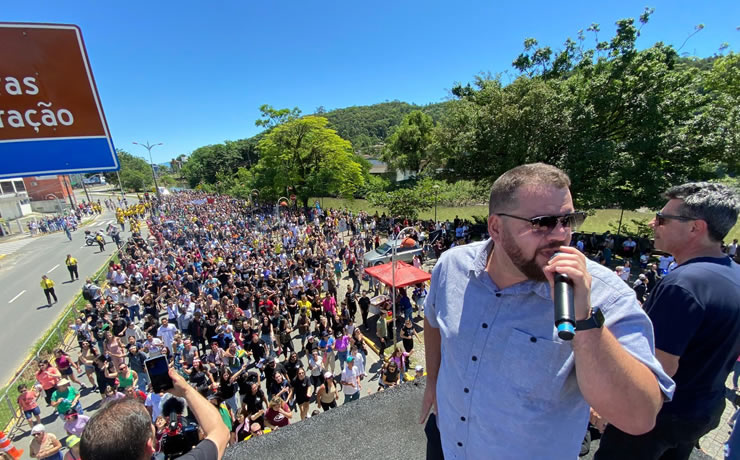 Marcha para Jesus em Joinville é marcada por grande avivamento e surpreende com participação do cantor Hélio Borges