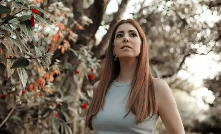 Cantora Thereza Blota lança o single “Luz Divina” e celebra 30 anos de carreira