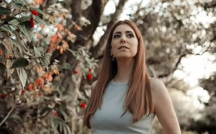 Cantora Thereza Blota lança o single “Luz Divina” e celebra 30 anos de carreira