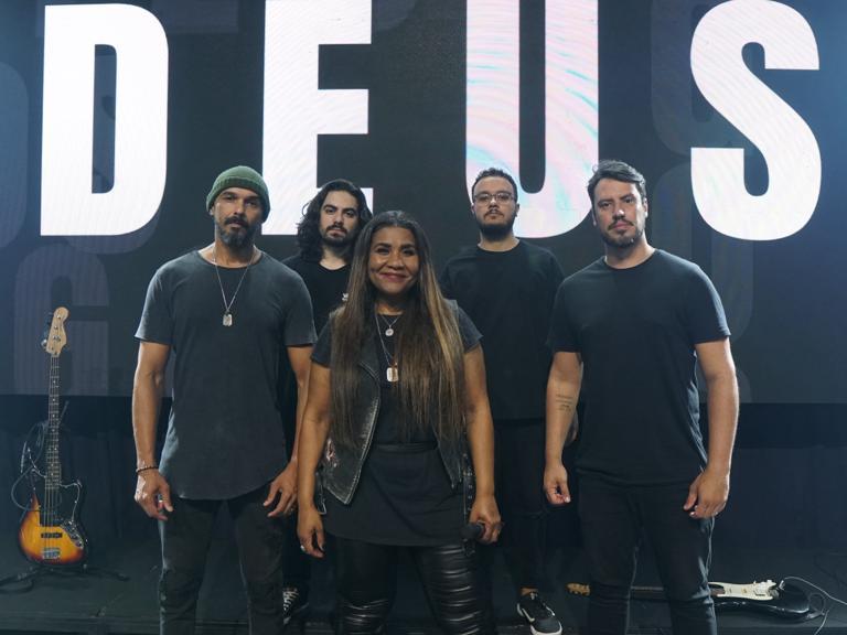 Alessandra Rangel mostra toda a força do rock em seu novo single “Deus”
