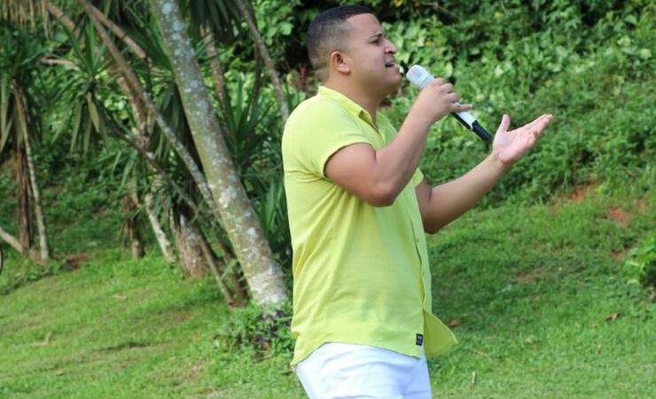 Gustavo Souza canta “Uma forma de canção”, sua primeira canção autoral