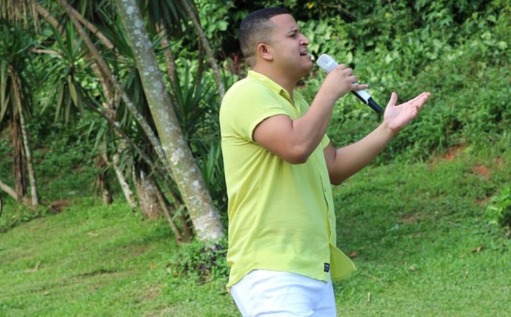 Gustavo Souza canta “Uma forma de canção”, sua primeira canção autoral