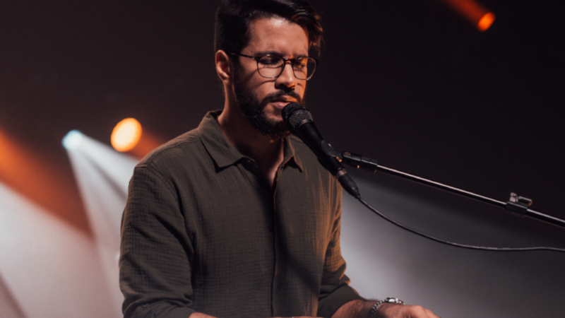 Gabriel Guedes lança a canção “Minhas Coroas”, versão de sucesso do Bethel Music