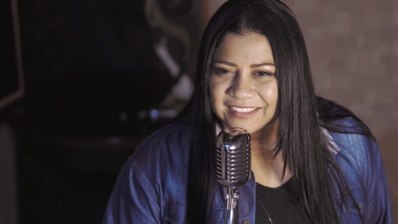 Rosianny Cruz canta com propriedade e unção o single (cover) “Firme Em Ti Estou”