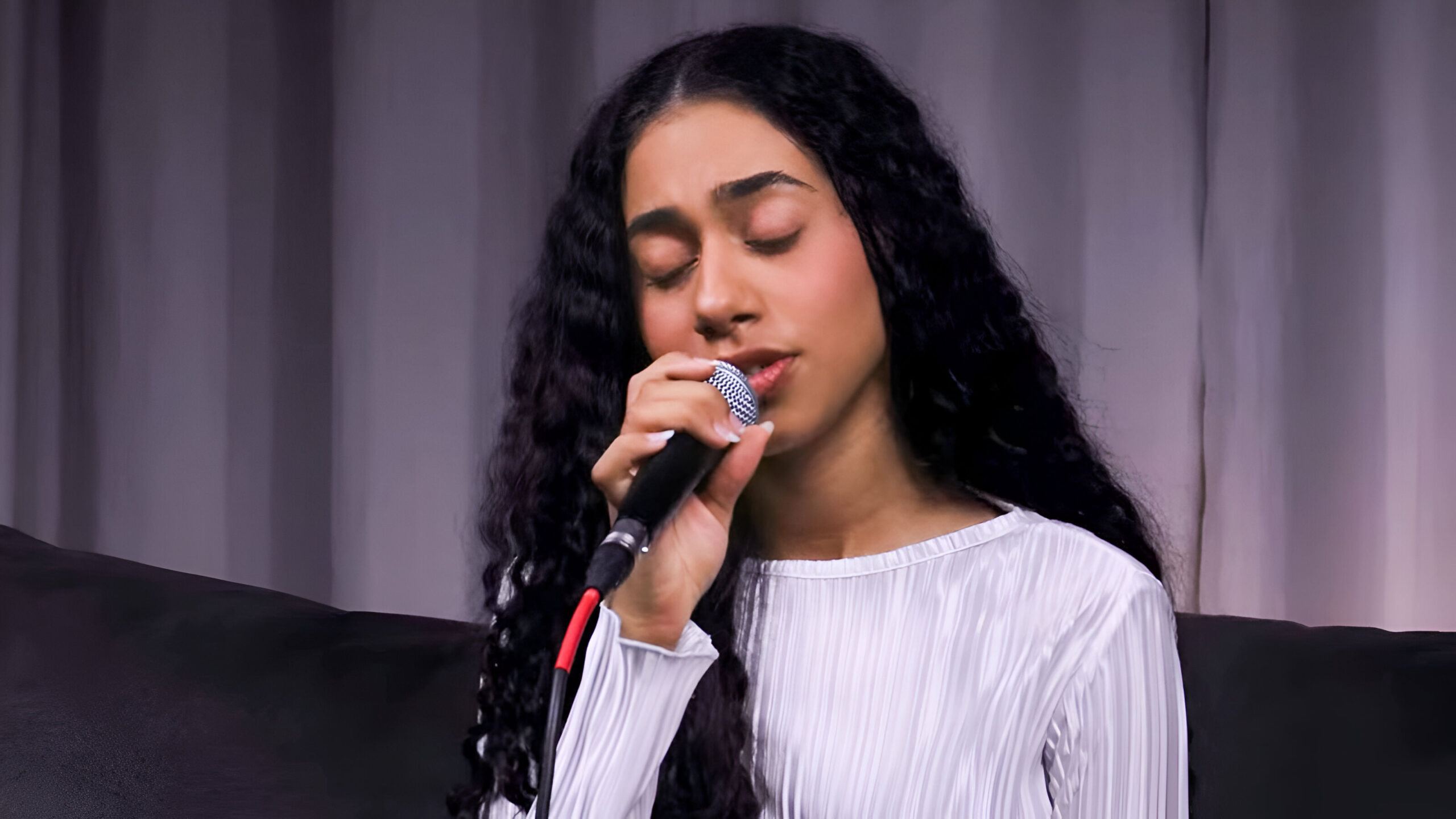 Izabelle Ribeiro lança “Levanta da Cama – Acústico”