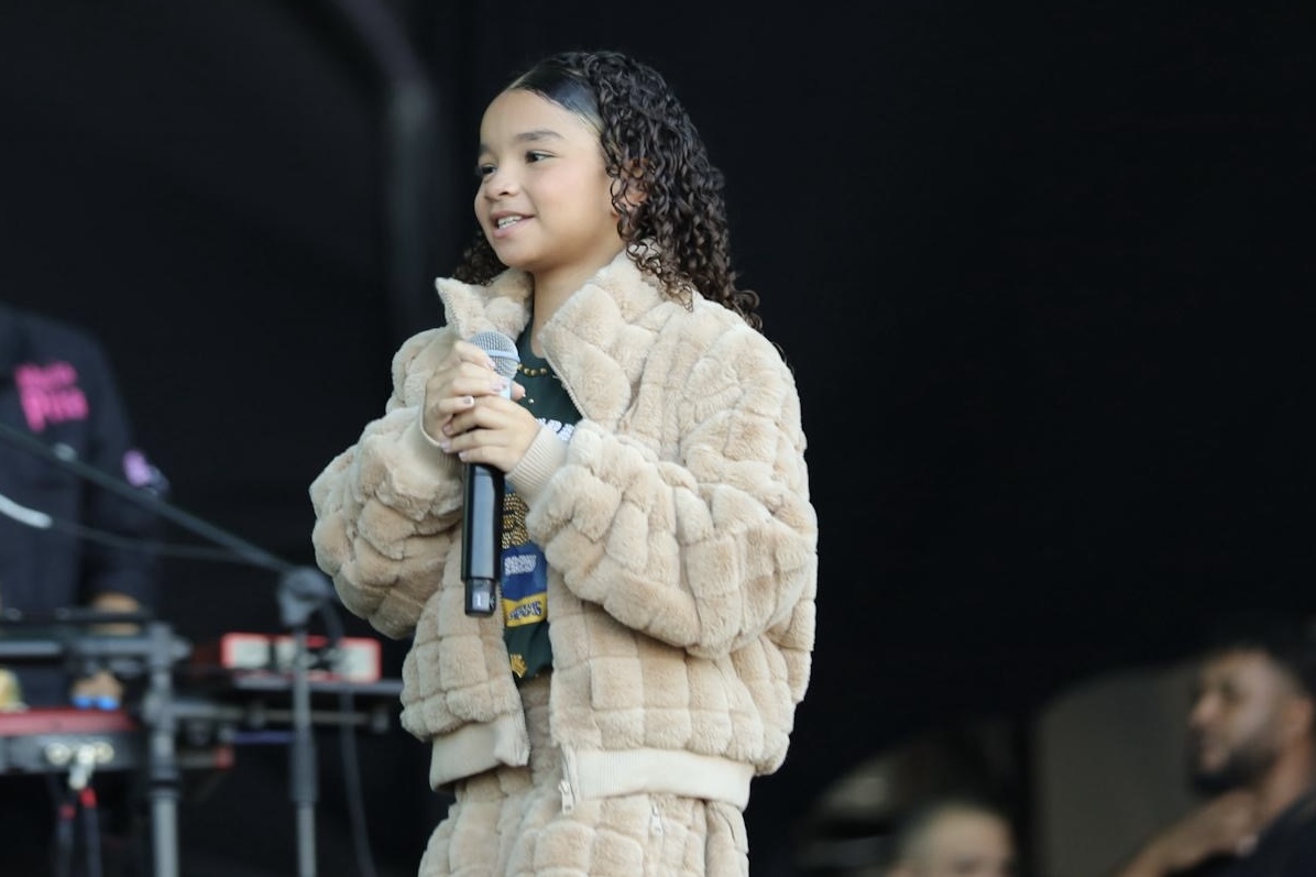A cantora Maria Pita cantando na Marcha pra Jesus de São Paulo. Foto: Divulgação.