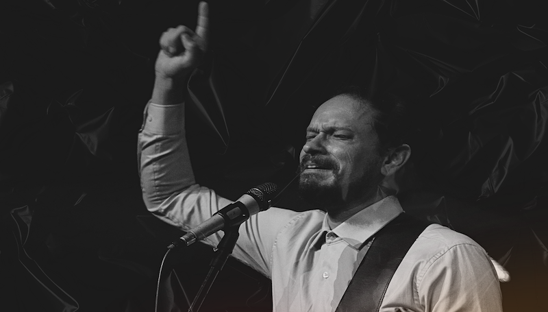 Arthur de Jesus retorna aos palcos e relança “Sou Feliz” em versão rock ballad