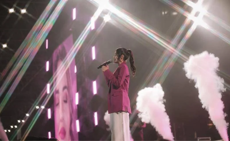 Nicoli Francini apresenta o single “Graça”, versão em português de “Mercy”