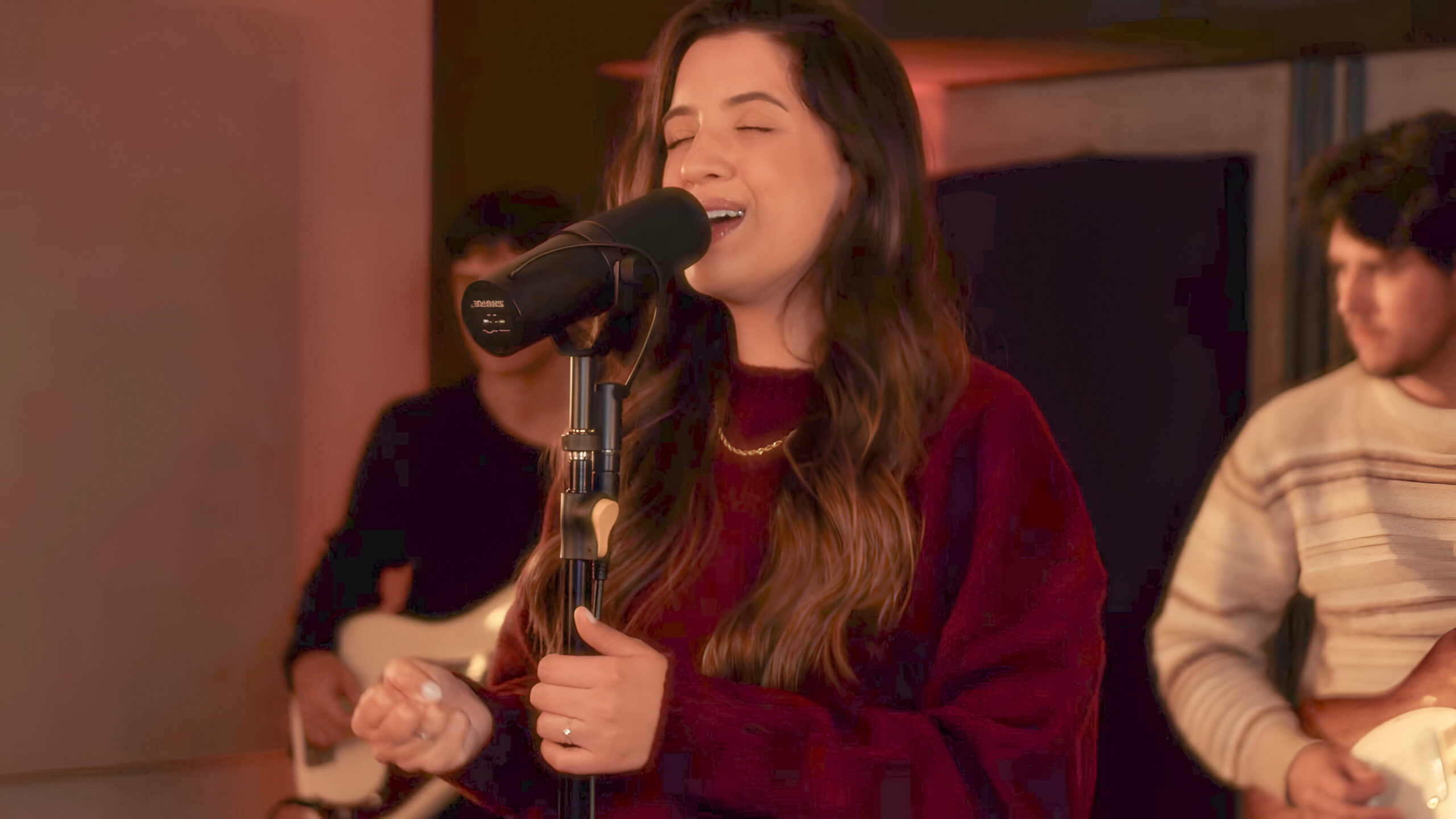 “Jardim”: o novo single de Fernanda Tomadon que resgata a essência da fé