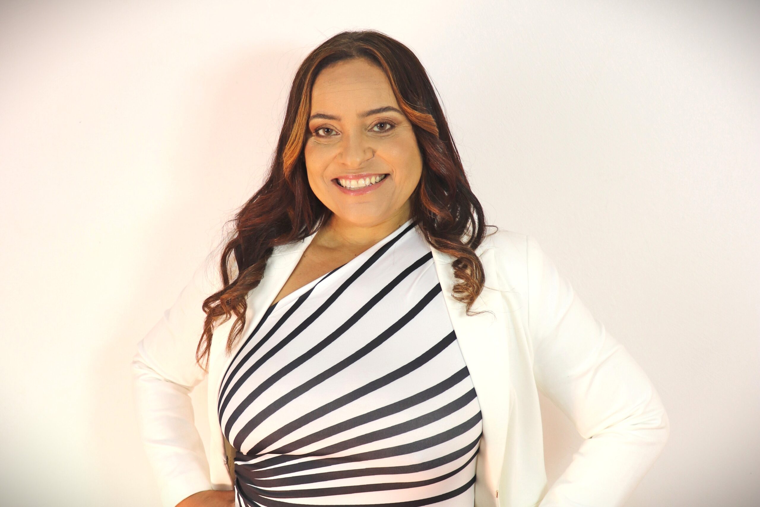 A apresentadora Alessandra Santos. Foto: Divulgação.