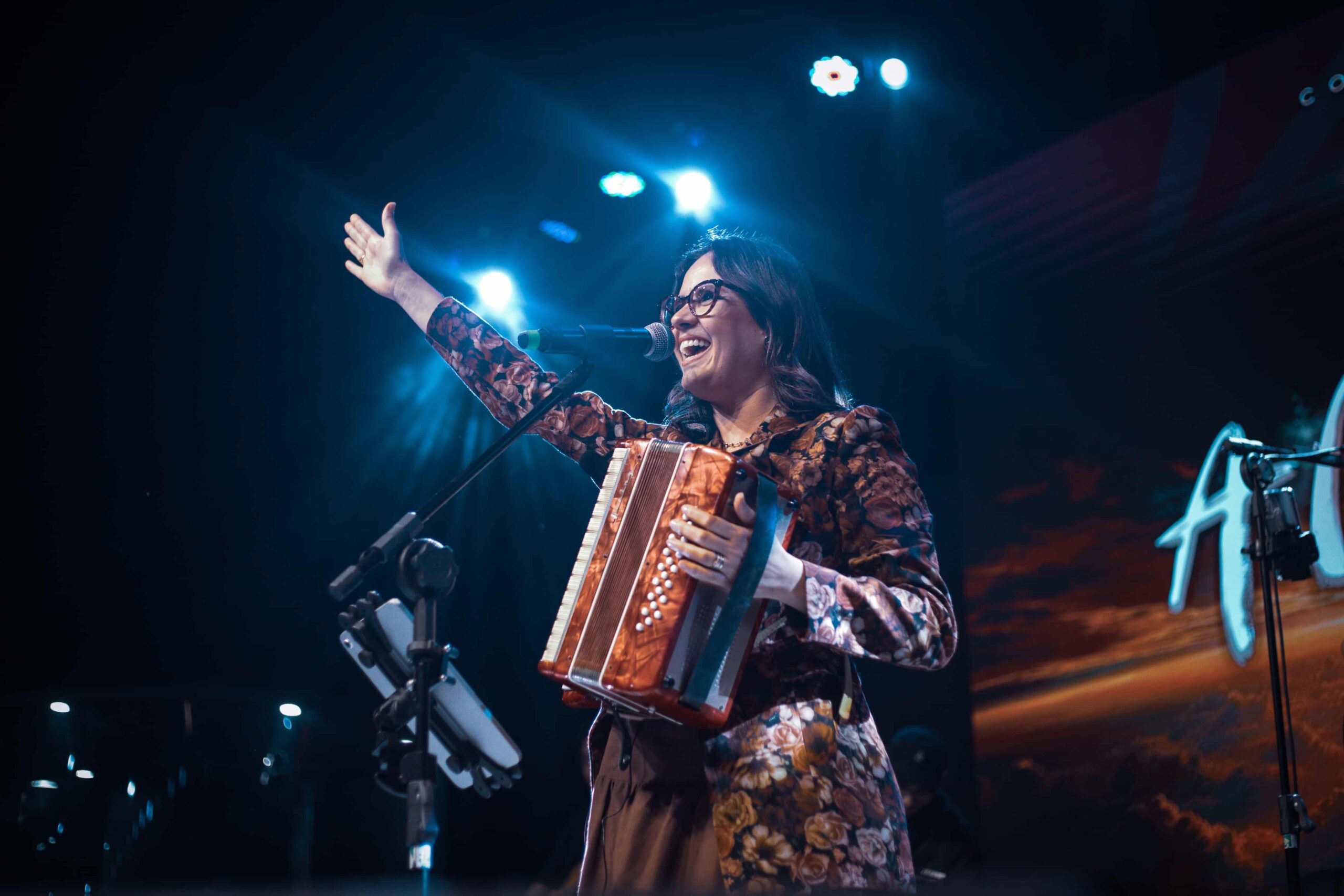 “Fé Menina”: Cantora Áquila lança canção de esperança para mulheres em tempos de dor e resistência