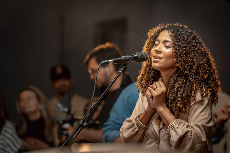 Gabriela Gomes apresenta seu novo álbum, “Bethânia”, e o clipe de “Manso e Humilde”, com a participação de Jessé Perão